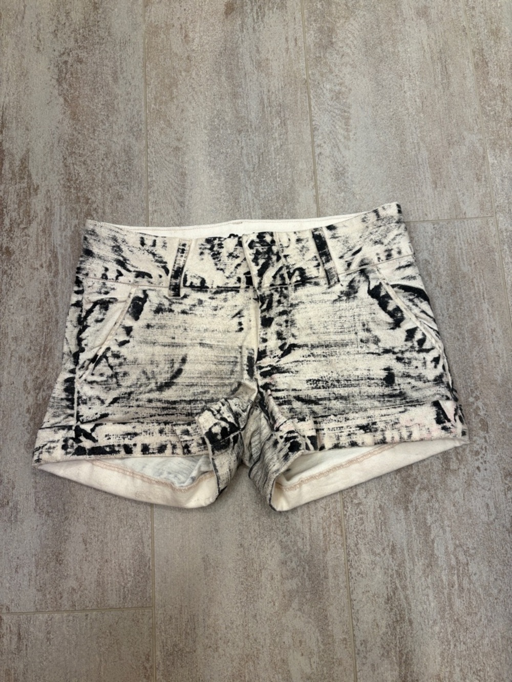 Alice and Olivia Cady Cuff Shorts